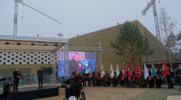  Uroczystość zawieszenia wiechy na budowie Muzeum Józefa Piłsudskiego w Sulejówku 10.11.2018 r.  