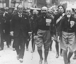  MUSSOLINI TWORZY PARAMILITARNĄ OGRANIZACJĘ, Z KTÓREJ POWSTANIE NARODOWA PARTIA FASZYSTOWSKA  