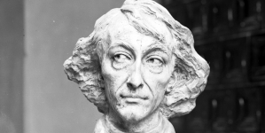 Rzeźba z gipsu autorstwa artysty rzeźbiarza Konstantego Laszczki "Mikołaj Kopernik".