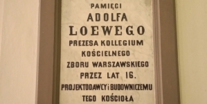 Tablica ku czci Adolfa Loewego w kościele ewangelicko-reformowanym na warszawskim Lesznie.