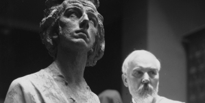 Artysta rzeźbiarz Konstanty Laszczka przy pracy nad rzeźbą przedstawiającą Fryderyka Chopina.
