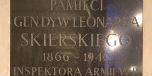 Tablica ku czci Gen. Leonarda Skierskiego w kościele ewangelicko-reformowanym na warszawskim Lesznie.