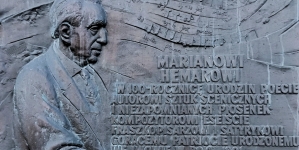 Tablica pamięci Mariana Hemara na ul. Senatorskiej 27 w Warszawie.