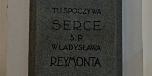 Tablica epitafijna serca Władysława Reymonta w kościele Świętego Krzyża w Warszawie.