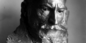 Rzeźba w brązie Konstantego Laszczki przedstawiająca popiersie Feliksa Jasieńskiego.