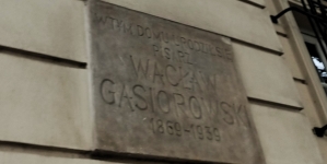 Tablica upamiętniająca Wacława Gąsiorowskiego na ścianie pałacu Biskupów Krakowskich przy ul. Miodowej 5 w Warszawie.