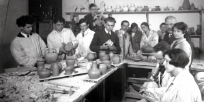 Studenci podczas zajęć z ceramiki w pracowni profesora Konstantego Laszczki w Akademii Sztuk Pięknych w Krakowie.