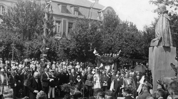  Odsłoniecie pomnika Henryka Sienkiewicza w parku im. Jana Kochanowskiego w Bydgoszczy w sierpniu 1927 roku.  