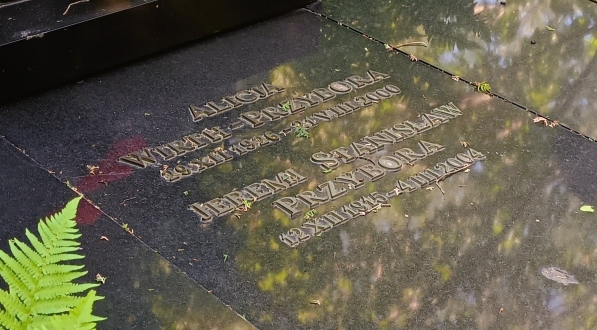  Grób rodzinny, w którym spoczywa Jeremi Przybora, na cmentarzu ewangelicko-reformowanym w Warszawie.  