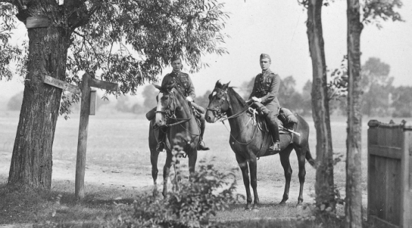  Scena z filmu "Śluby ułańskie" z 1934 roku.  