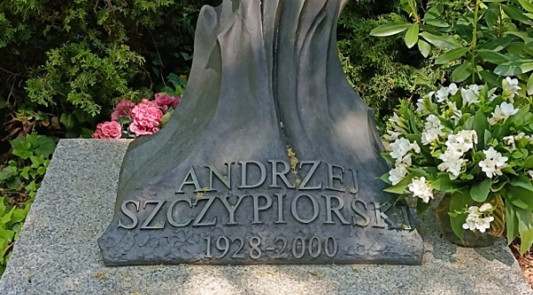  Grób Andrzeja Szczypiorskiego na cmentarzu ewangelisko-reformowanym w Warszawie.  