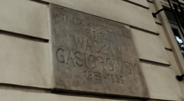  Tablica upamiętniająca Wacława Gąsiorowskiego na ścianie pałacu Biskupów Krakowskich przy ul. Miodowej 5 w Warszawie.  